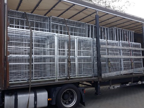 Hot dip galvanized containers with wire mesh