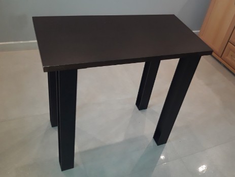 Straight metal table legs with a wooden top