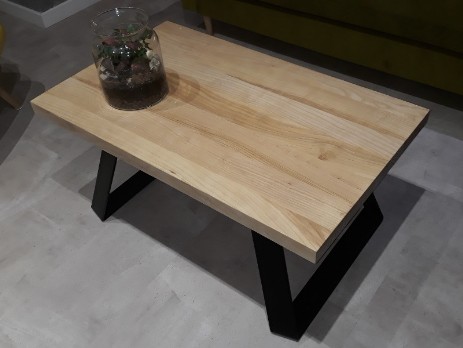 Table on inclined legs