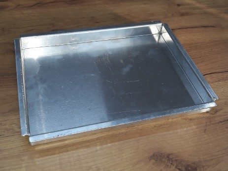 Aluminum tray with edges