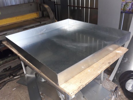 Tray made of thick galvanized sheet