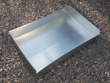 Galvanized tray with a lowered wall