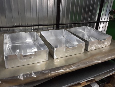 Aluminum trays with handles