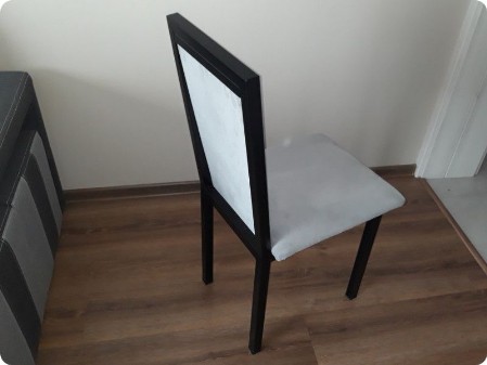 Krzesło metalowe tapicerowane - widok z tyłu