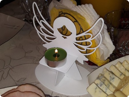 Metalowy aniołek na świeczkę