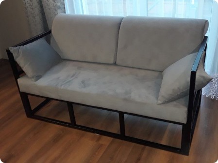 Sofa metalowa konstrukcja z obiciem tapicerskim